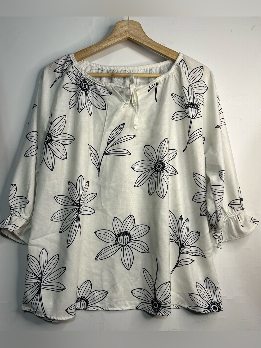 5 for $25🔥Oufisun White Floral Bell Sleeve Blouse XL